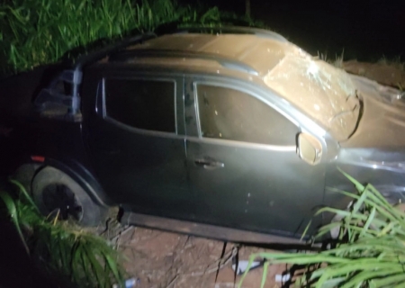 Caminhonete furtada capota na MS-276 e motorista é localizado e preso pela polícia