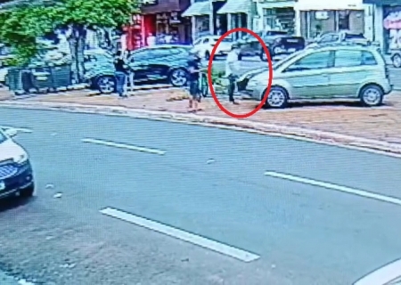 Mulher perde carteira no centro de Nova Andradina e câmeras registram homem pegando objeto