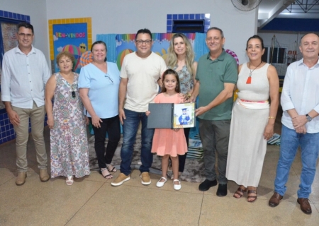 Taquarussu entrega álbuns de formatura a alunos da educação infantil