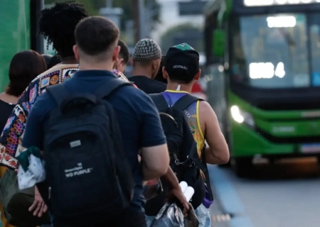 Setor de serviços cresce 0,3% em janeiro e volta ao nível recorde