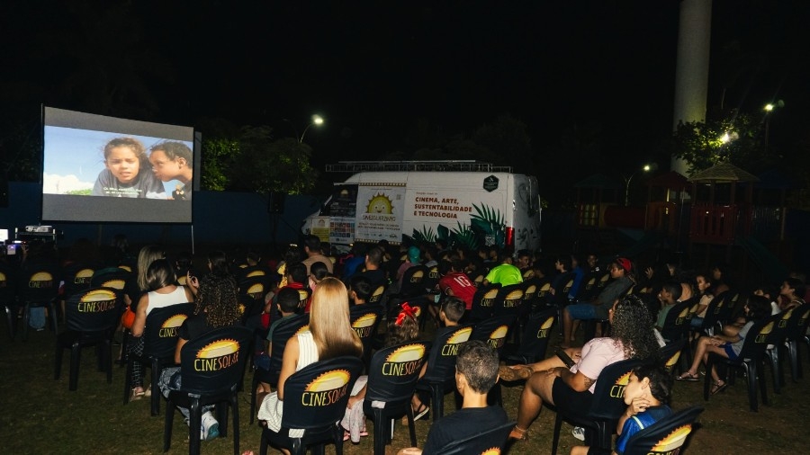 CineSolarzinho reúne público e leva cinema, ciência e diversão à comunidade em Batayporã
