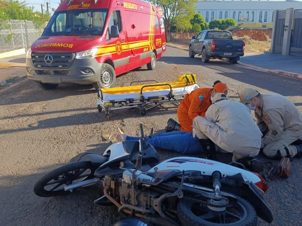 Mulher fica ferida após queda de moto no centro de Nova Andradina nesta quarta-feira