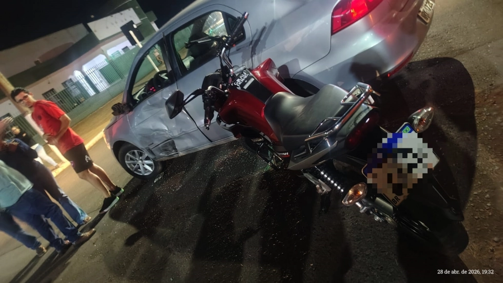 Acidente entre carro e moto deixa adolescente ferido em cruzamento de Ivinhema