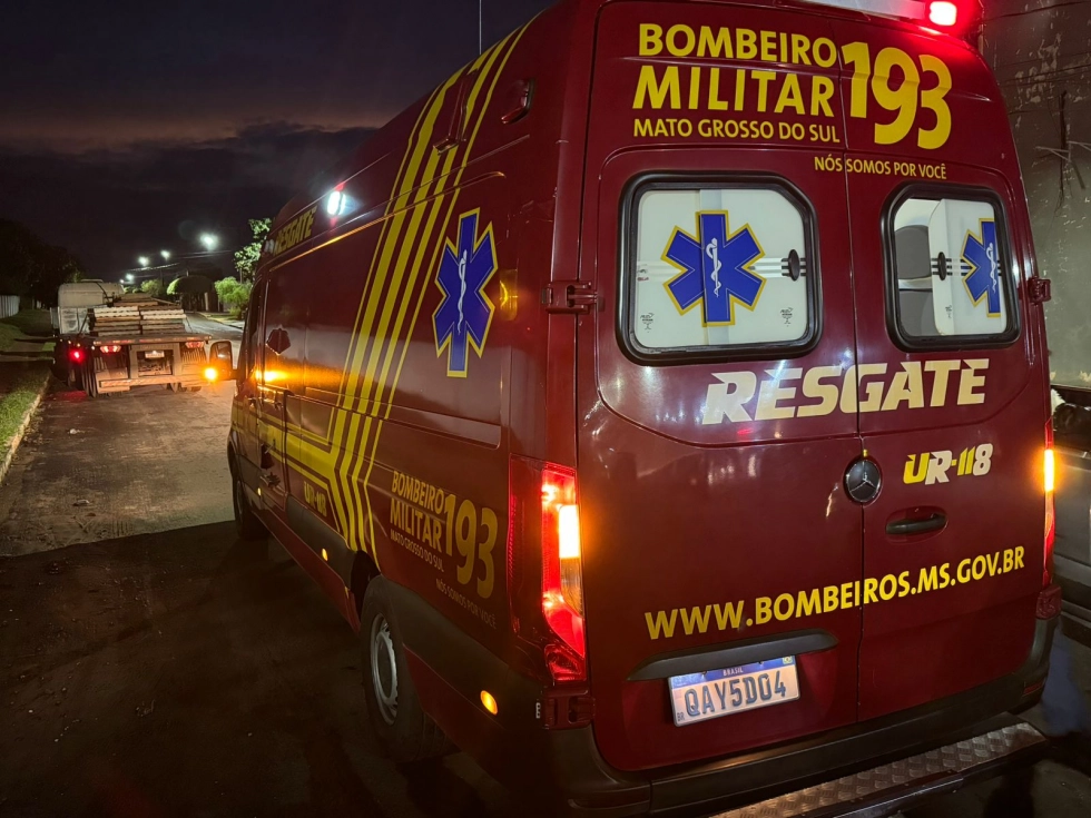 Caminhão prancha cruza avenida e bate em carro em Nova Andradina