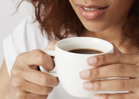 Por que café pode te deixar ansioso? Veja como evitar essa reação