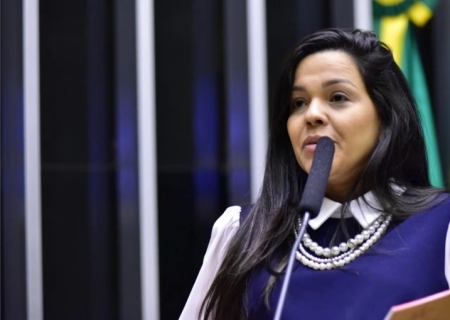 Flávio Bolsonaro avalia Priscila Costa como vice e impacta equilíbrio do PL