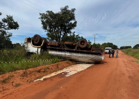 Motorista morre após caminhão carregado com leite tombar no Assentamento Peroba em Nova Andradina