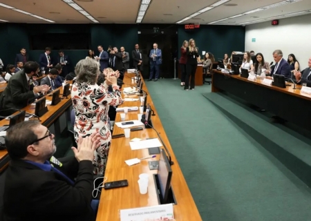 CCJ aprova admissibilidade de propostas que acabam com escala 6x1