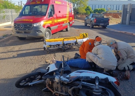 Mulher fica ferida após queda de moto no centro de Nova Andradina nesta quarta-feira