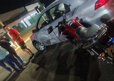 Acidente entre carro e moto deixa adolescente ferido em cruzamento de Ivinhema