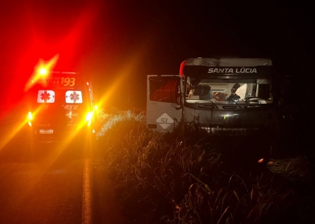 Motorista de caminhão-tanque fica ferido após saída de pista na MS-276