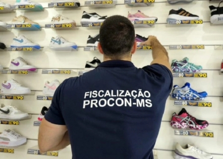 Procon apreende mais de 1,2 mil pares de tênis com indícios de falsificação em Campo Grande
