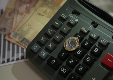 Especialistas veem cenário de 'retroalimentação' do endividamento no Brasil