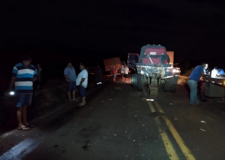 Acidente entre caminhões interdita MS-276 na divisa de Batayporã e Anaurilândia