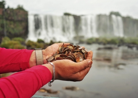 Parque Nacional do Iguaçu retira 383 quilos de moedas das Cataratas