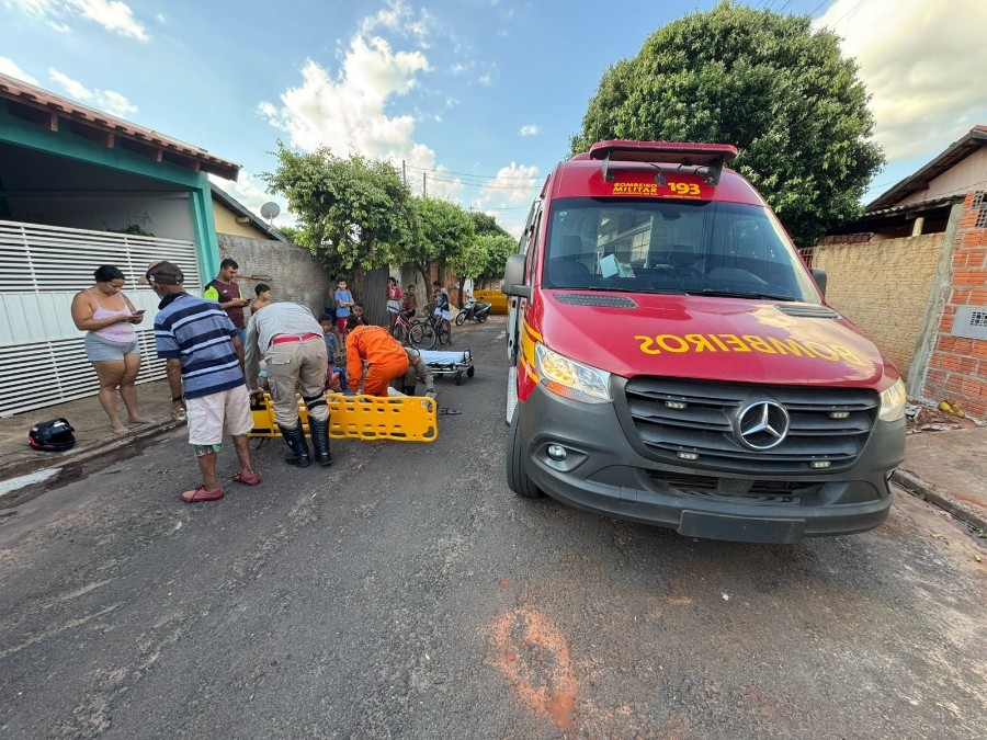 Motociclista fica ferida após porta de carro ser aberta em Nova Andradina