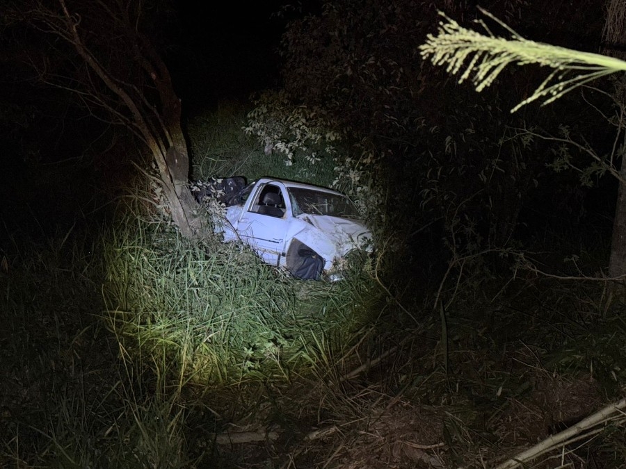 Caminhonete sai da pista e cai em ribanceira na BR-376 em Nova Andradina