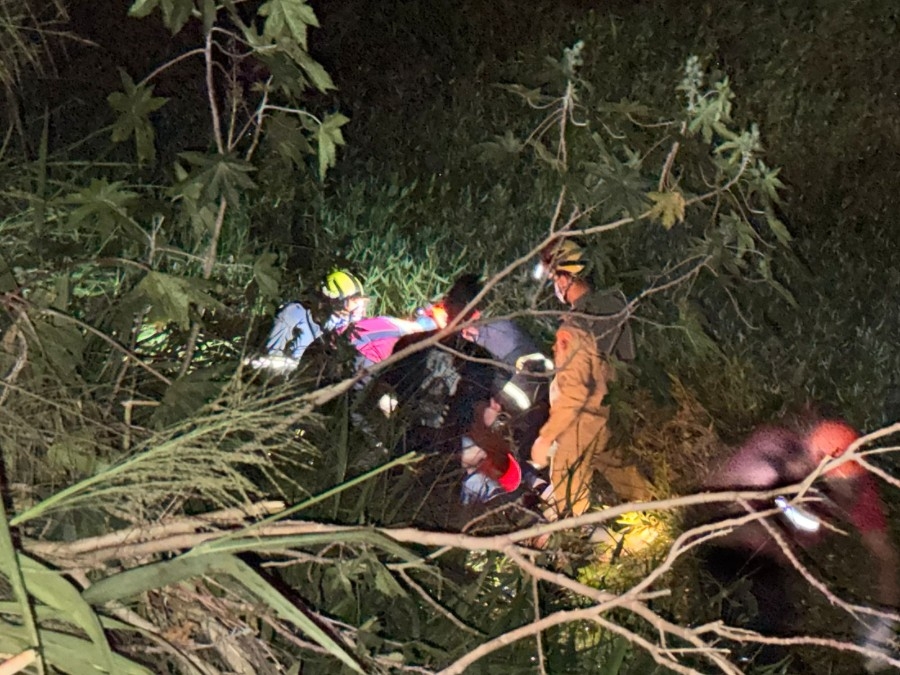 Caminhonete sai da pista e cai em ribanceira na BR-376 em Nova Andradina