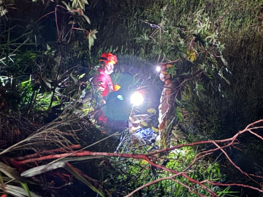 Caminhonete sai da pista e cai em ribanceira na BR-376 em Nova Andradina