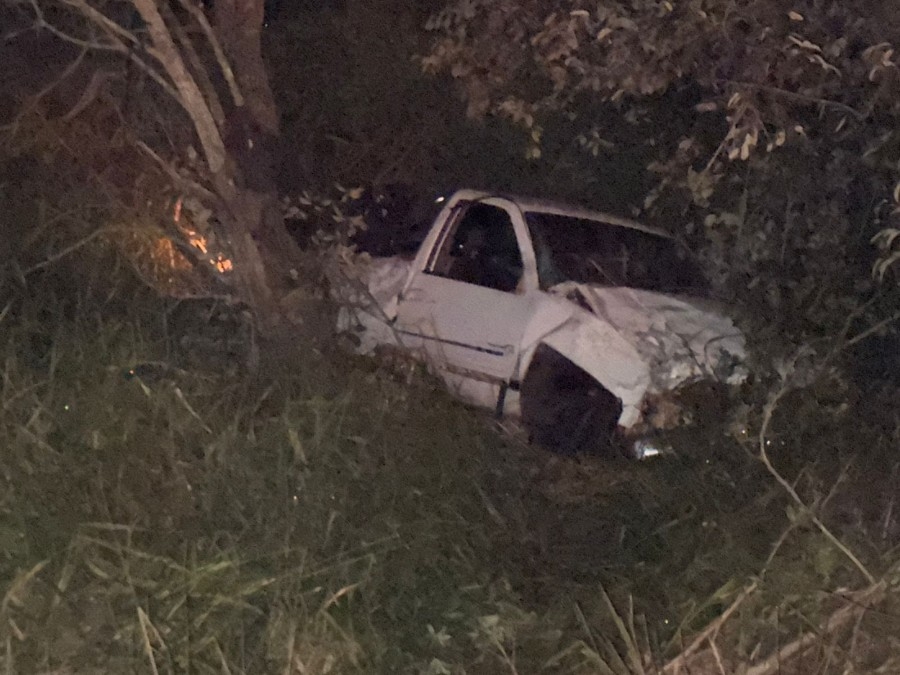 Caminhonete sai da pista e cai em ribanceira na BR-376 em Nova Andradina