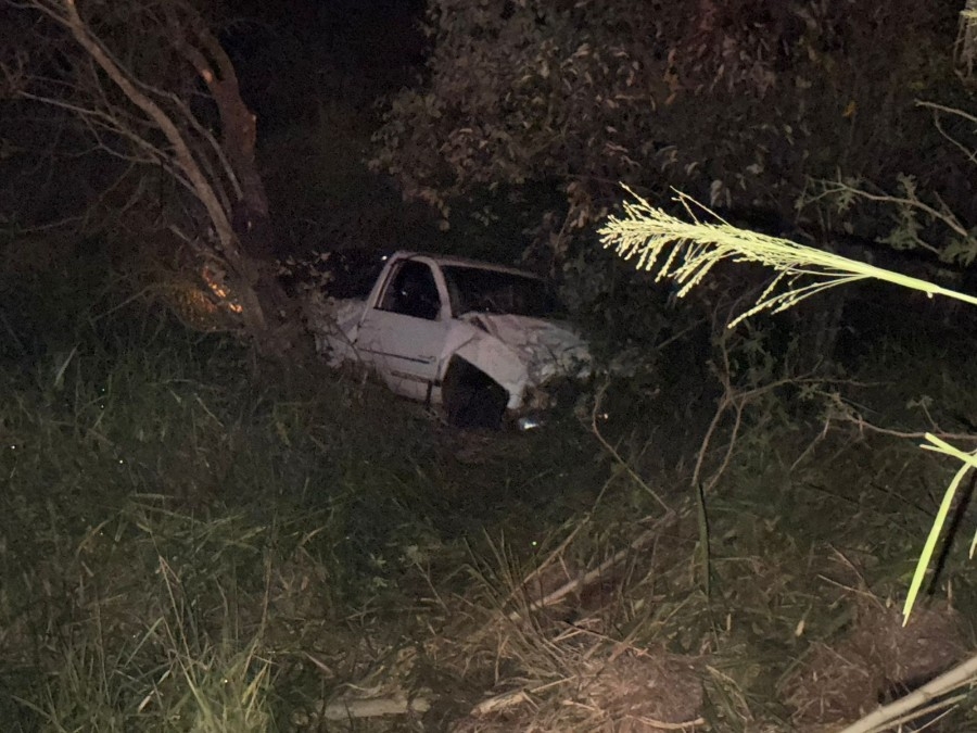 Caminhonete sai da pista e cai em ribanceira na BR-376 em Nova Andradina