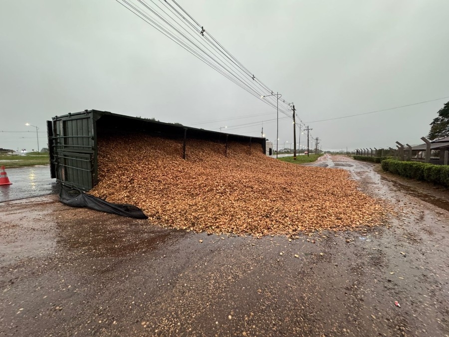 Carreta tomba em rotatória na entrada de Nova Andradina