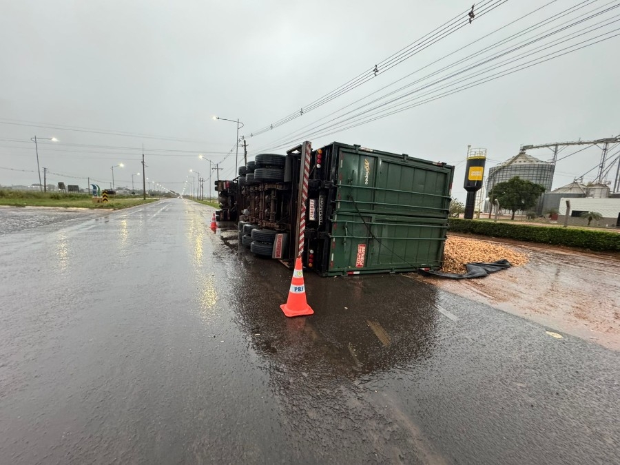 Carreta tomba em rotatória na entrada de Nova Andradina