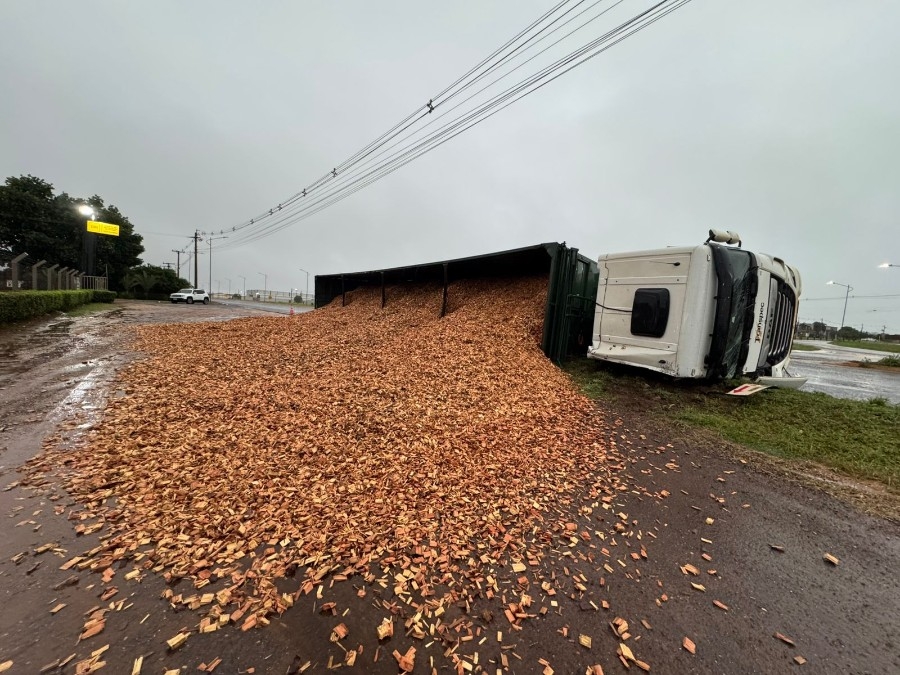 Carreta tomba em rotatória na entrada de Nova Andradina