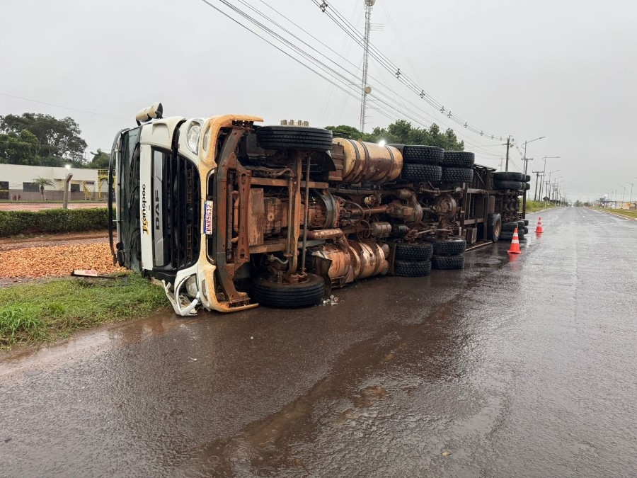 Carreta tomba em rotatória na entrada de Nova Andradina