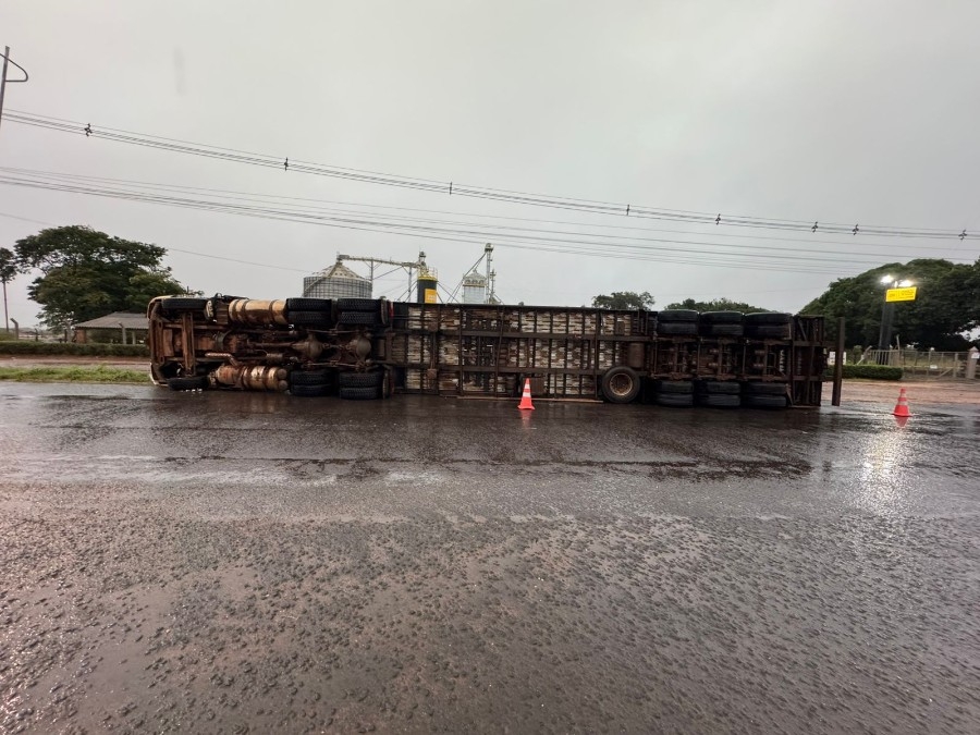 Carreta tomba em rotatória na entrada de Nova Andradina