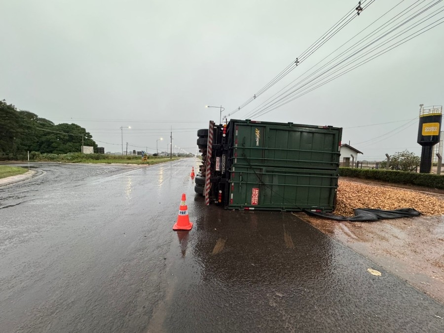 Carreta tomba em rotatória na entrada de Nova Andradina
