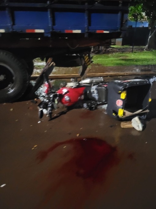 Motoentregador morre ao bater em caminhão estacionado em Maracaju