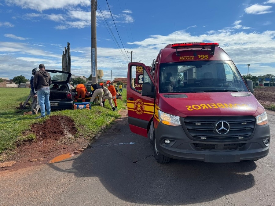 Condutor estava embriagado quando perdeu controle, bateu em barranco e cerca em Nova Andradina