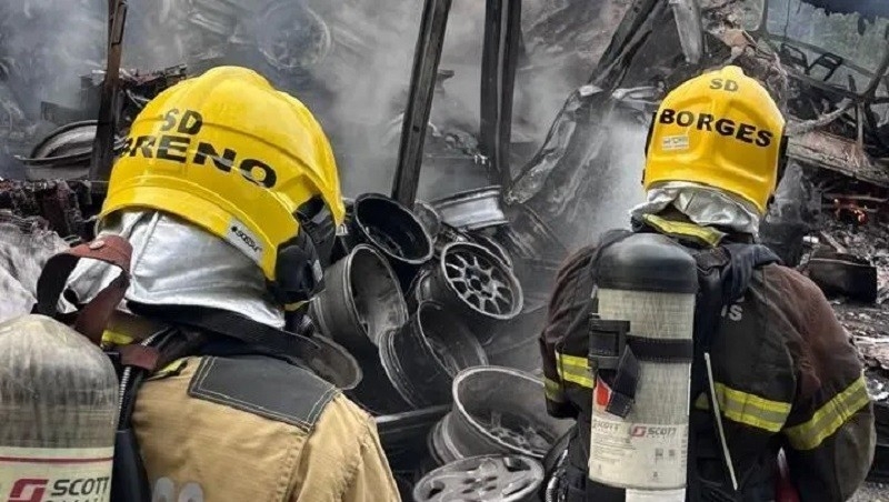 Acidente entre ônibus e carreta deixa ao menos oito mortos em rodovia de MG