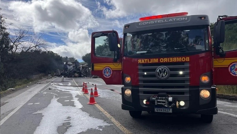 Acidente entre ônibus e carreta deixa ao menos oito mortos em rodovia de MG