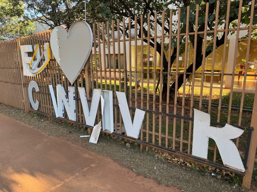 Vandalismo danifica letreiro “Eu Amo Conviver” em Nova Andradina