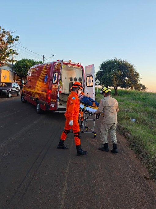 Mulher fica ferida ao cair de moto após passar por quebra-molas em Nova Andradina