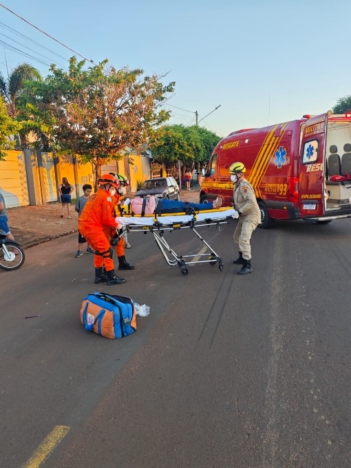 Mulher fica ferida ao cair de moto após passar por quebra-molas em Nova Andradina