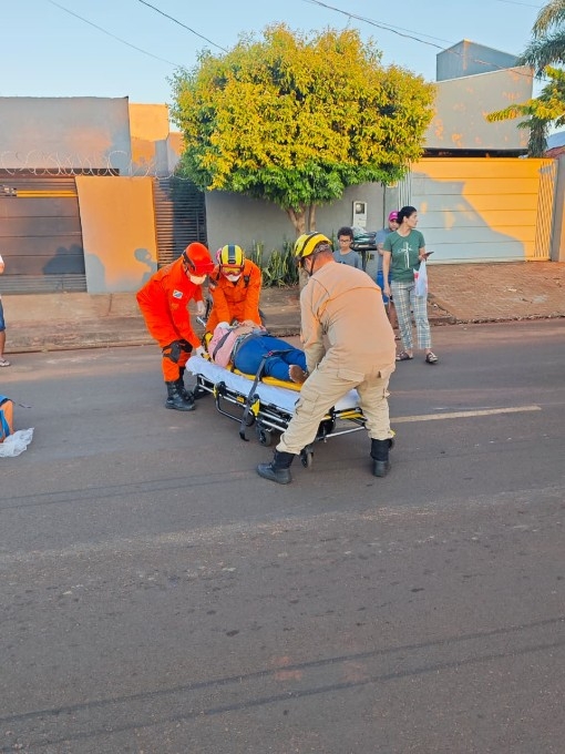 Mulher fica ferida ao cair de moto após passar por quebra-molas em Nova Andradina