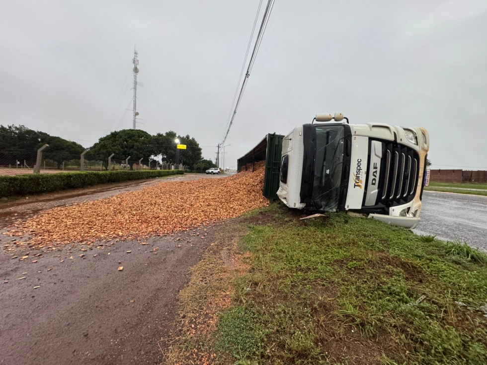 Carreta tomba em rotatória na entrada de Nova Andradina