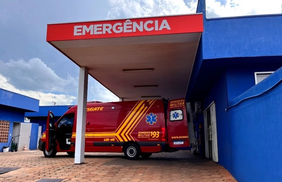 Jovem fica gravemente ferido após bater na traseira de caminhão em Ivinhema
