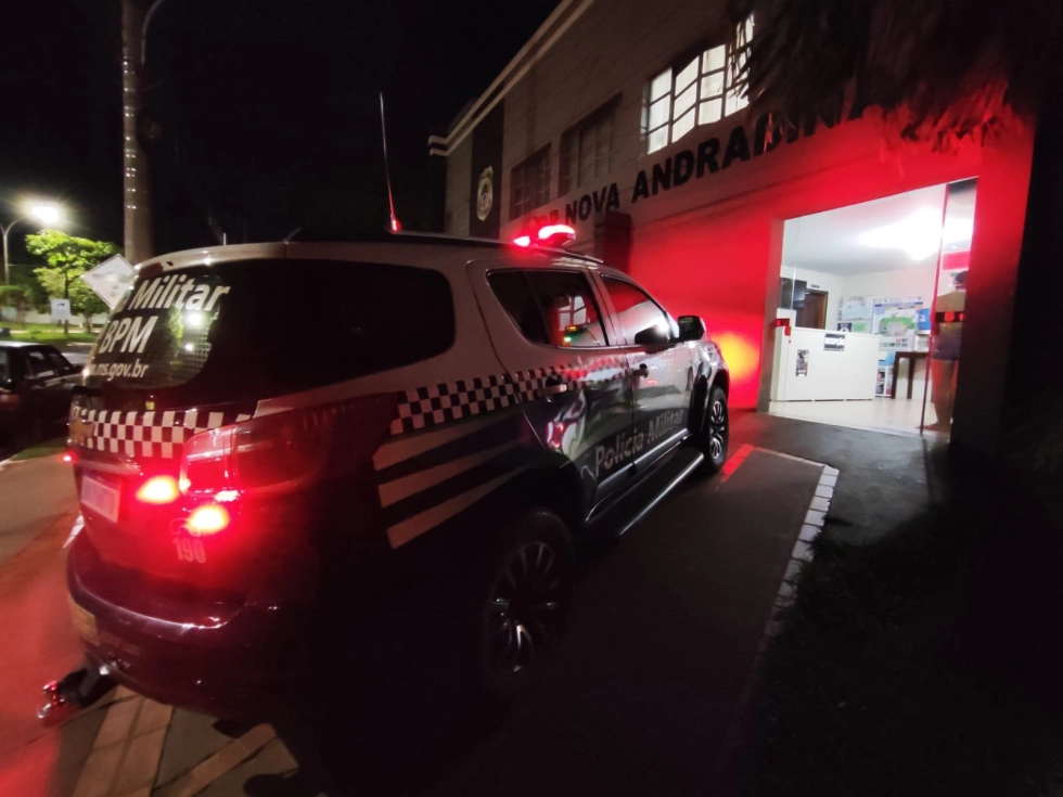 Homem é detido pela PM após agredir vizinha e danificar portão em Nova Andradina