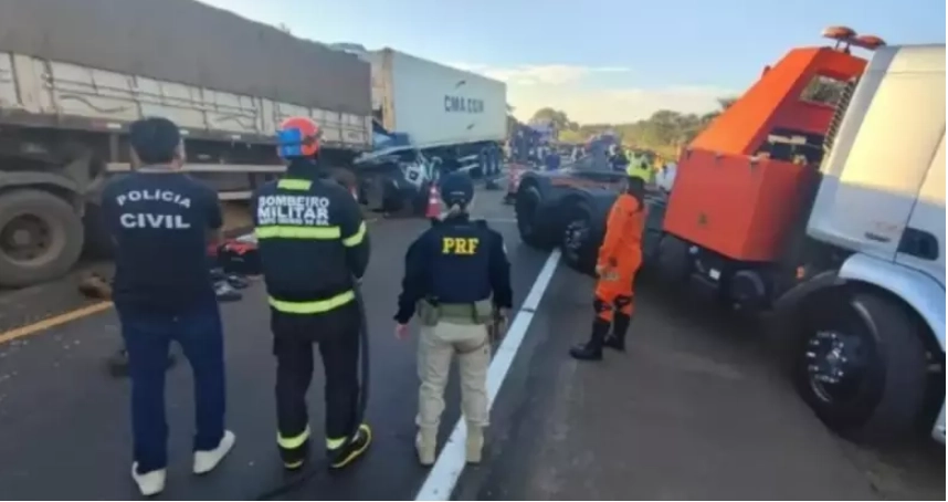 Casal morre em grave acidente envolvendo caminhão e caminhonete na BR-163 entre Coxim e Sonora