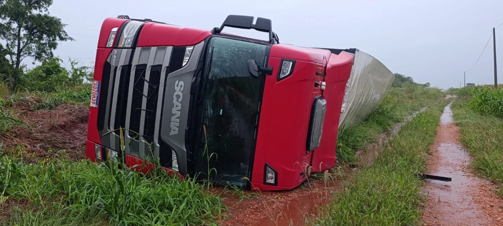 Carreta tomba na MS-276 em Batayporã