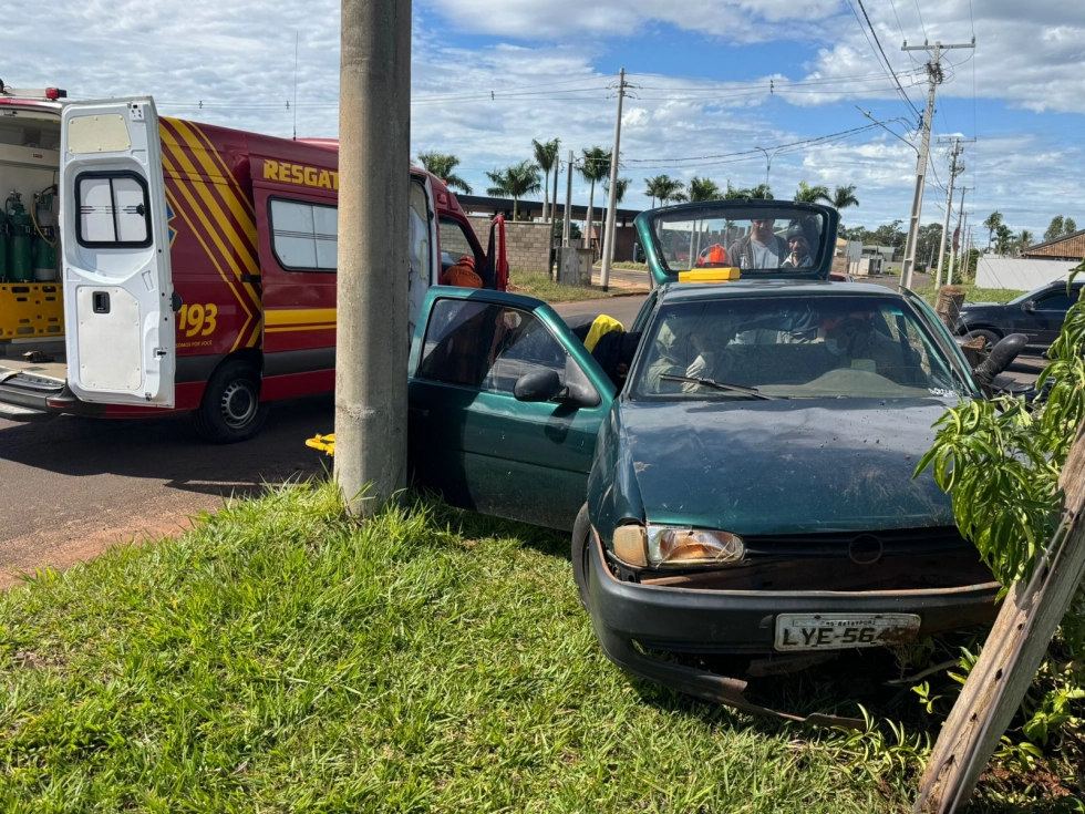 Motorista fica ferido após desviar de ônibus e bater em cerca em Nova Andradina