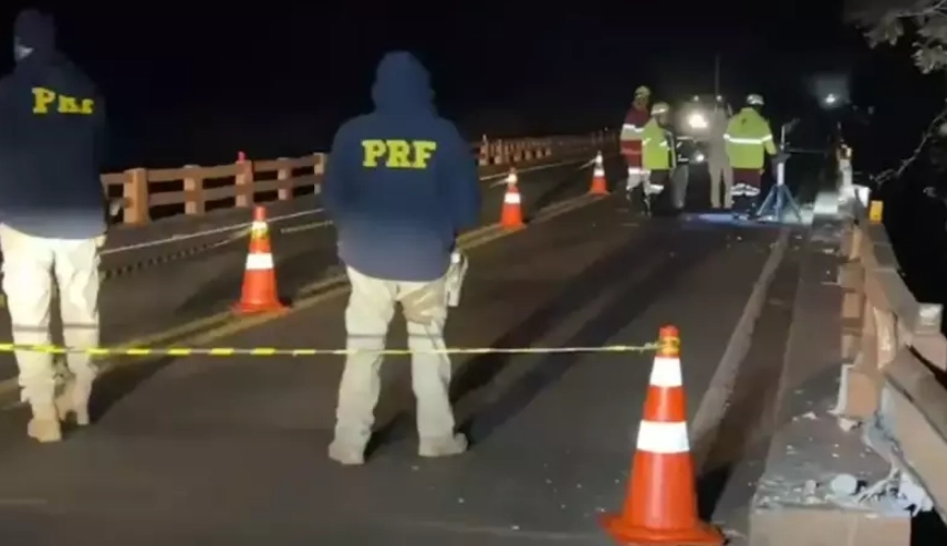 Em Rio Brilhante, caminhão caçamba tomba na ponte sobre o Rio Vacaria e derrama óleo diesel