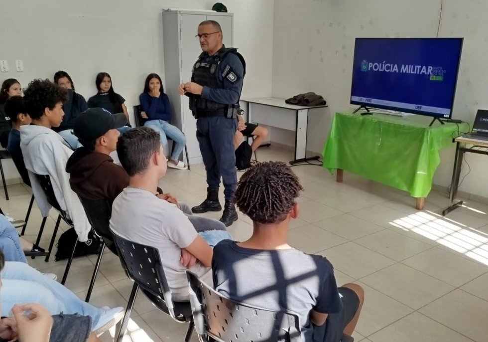 PM leva educação no trânsito a jovens em Nova Andradina