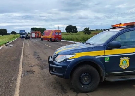 Acidente entre ônibus e carro deixa dois mortos e 12 feridos na BR-060