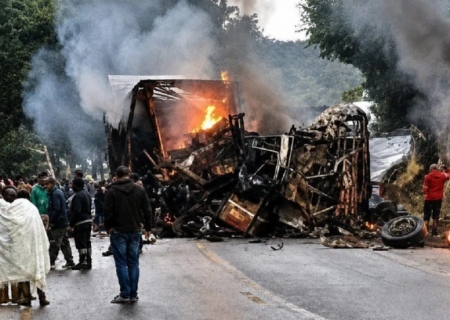 Acidente entre ônibus e carreta deixa ao menos oito mortos em rodovia de MG