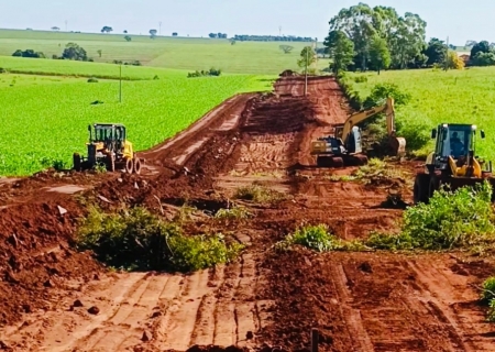 Estrada dos Pinheiros, em Batayporã, recebe obras de levantamento